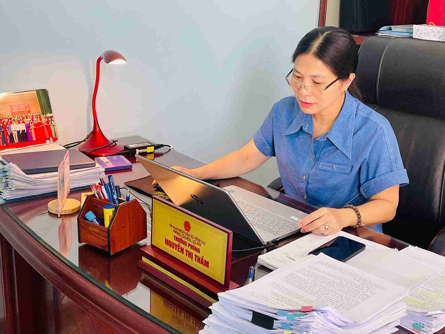 Chi Nguyen Thi Tham lam viec tai tru so xa Vinh Lai, TP Hai Phong. Anh: Mai Huong