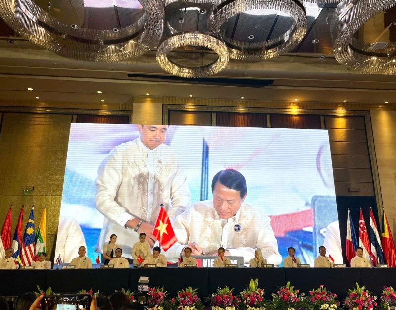 Representatives of ASEAN countries have officially signed the ASEAN Agreement on extradition between 11 member countries. Photo: Department of International Cooperation, Ministry of Justice