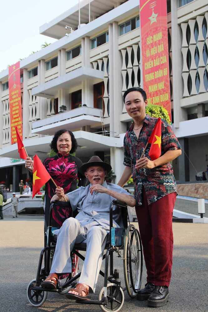 Dao dien Van Nguyen cho biet, cha me luon dong vien va ung ho de ban than no luc trong su nghiep. Anh: Nhan vat cung cap