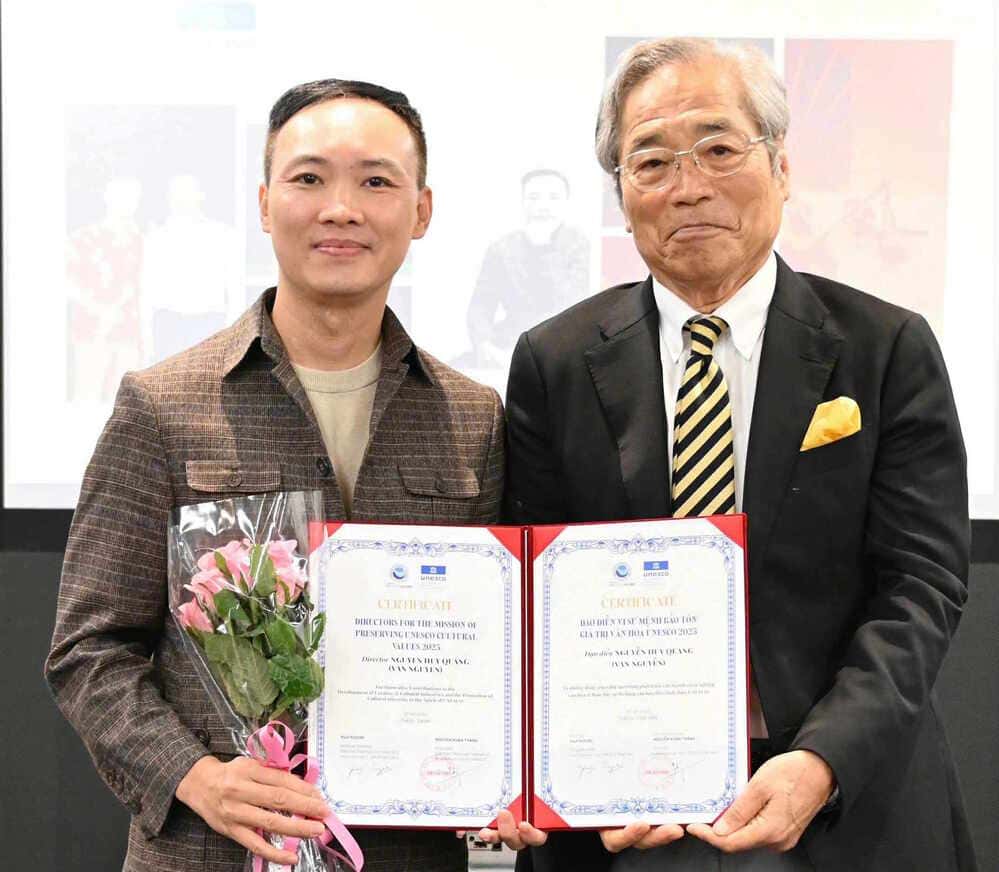 Professor Yuji Suzuki - General Director of UNESCO Japan honored director Van Nguyen. Photo: Character provided