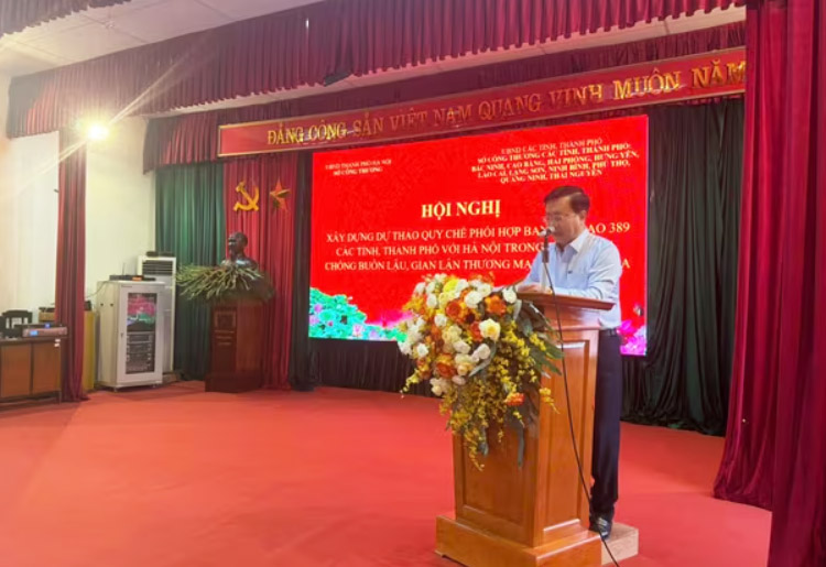 Ong Vo Nguyen Phong - Giam doc So Cong Thuong thanh pho Ha Noi phat bieu tai Hoi nghi. Anh: Thu Hang