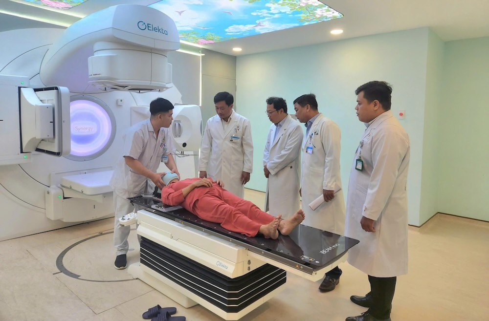 ekip cua Khoa Ung buou, Benh vien Da khoa Vinh Long tien hanh thuc hanh ky thuat xa tri