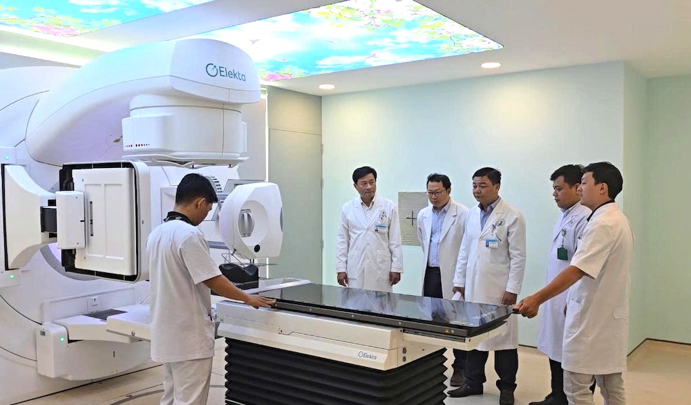 BS.CKII.Nguyen Thanh Truyen – Giam doc BVDK Vinh Long, Ths.BS Vo Nguyen Bao - Khoa Hoa xa tri, Trung tam Ung buou, BV Cho Ray, BS.CKII.Huynh Thanh Huu – Pho Giam doc BVDK Vinh Long, BS.CKI Le Hoang Vinh – Phu trach Khoa Ung buou BVDK Vinh Long, Ths.KTV Nguyen Tran Tan Du - Khoa hoa xa tri, trung tam ung buou, BV Cho Ray. Anh: DVCC. 