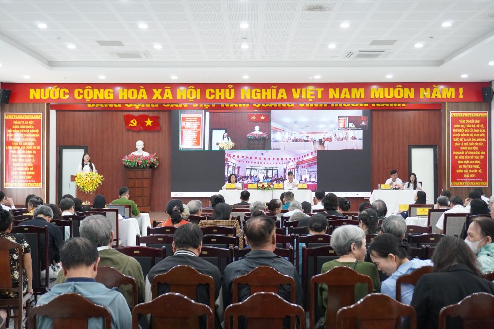 Lanh dao phuong da thong tin den cu tri ve dinh huong su dung cac tru so va co so nha dat tro nen doi du sau khi phuong thuc hien sap nhap don vi hanh chinh. Anh: Nguyen Thi