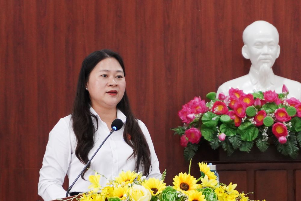 Ba Cao Thi Huyen Tran – Bi thu Dang uy phuong Hai Chau da thong tin cho cac cu tri ve viec quy hoach phan khu sau khi sap nhap hanh chinh. Anh: Nguyen Thi