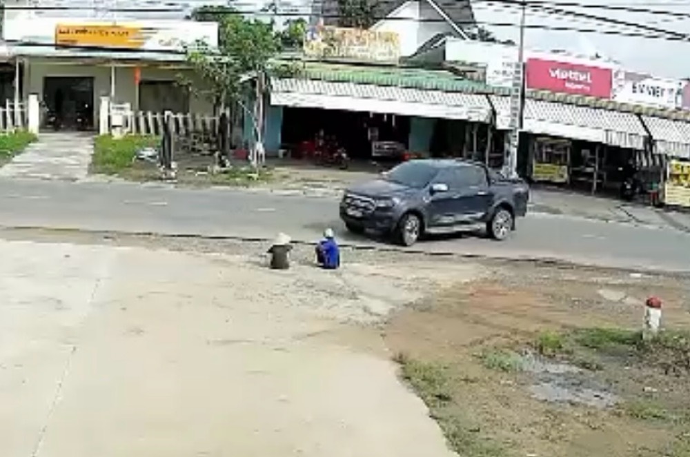 Vi tri 2 cu gia ngoi va bi oto can qua nguoi. Anh: Pham Duy 