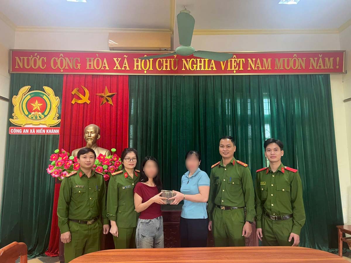 La policia de la comuna de Hien Khanh ayuda a las personas a recuperar dinero transferido por error. Foto: Policia de la provincia de Ninh Binh