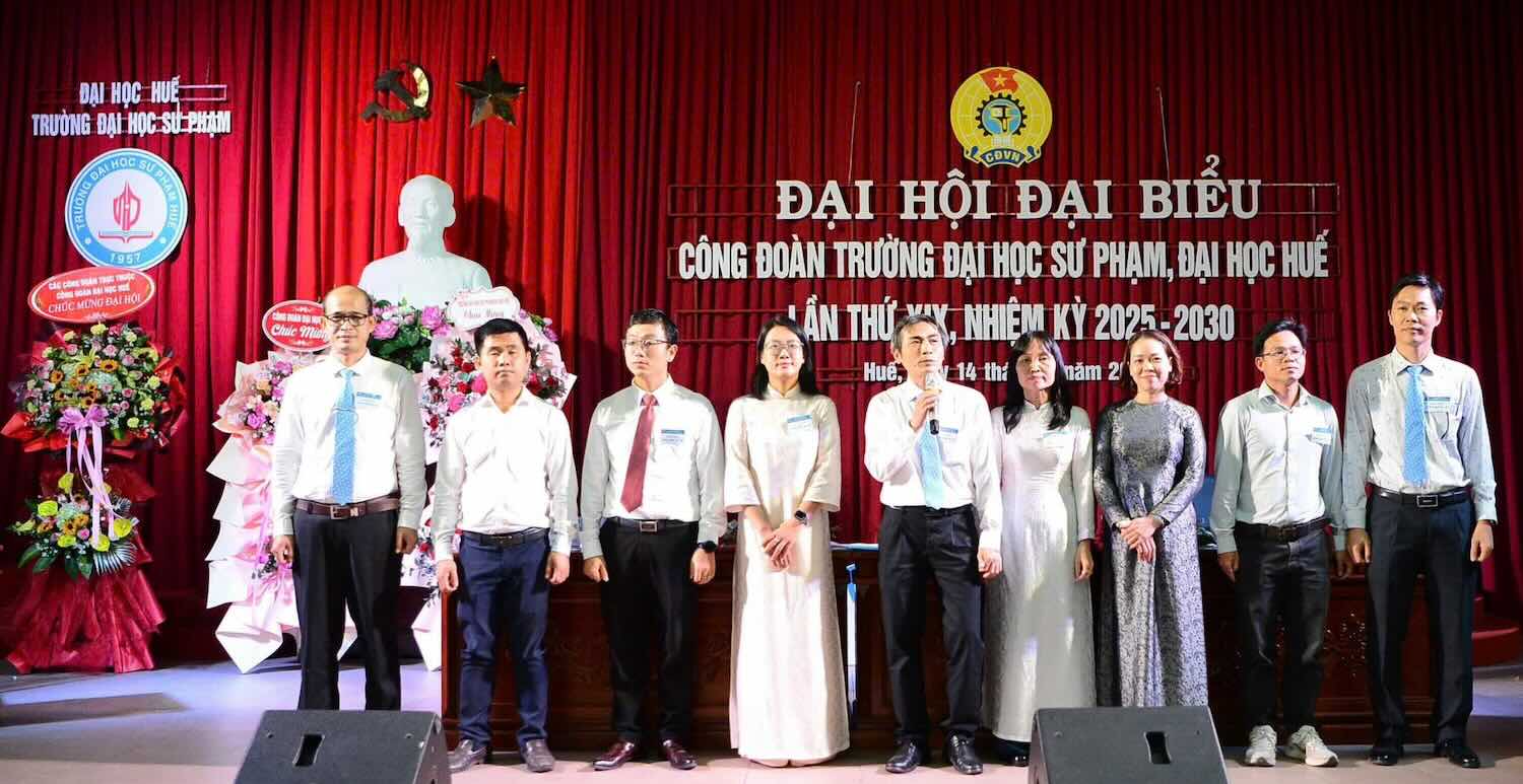 Ra mat Ban Chap Hanh Cong doan nhiem ky moi do ThS. Nguyen Thanh Lam (chinh giua) lam Chu tich CDCS. Anh: Mai Lan.