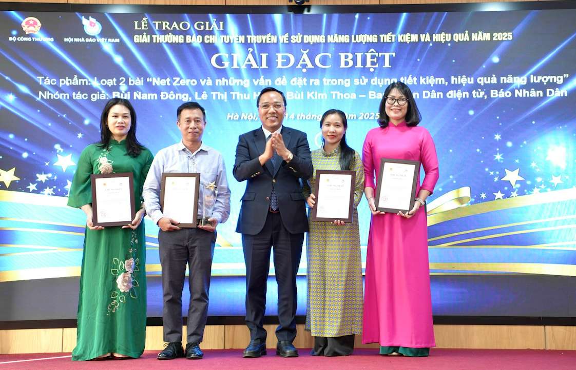 Cac tac gia, nhom tac gia co tac pham dat Giai Dac biet. Anh: BCT