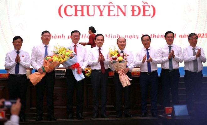 Lanh dao TPHCM tang hoa chuc mung 3 tan Pho Chu tich UBND TPHCM. Anh: Minh Quan 