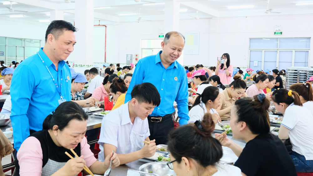 “Bua com Cong doan” tai Cong ty Co phan Det may 29/3. Anh: Tuong Minh