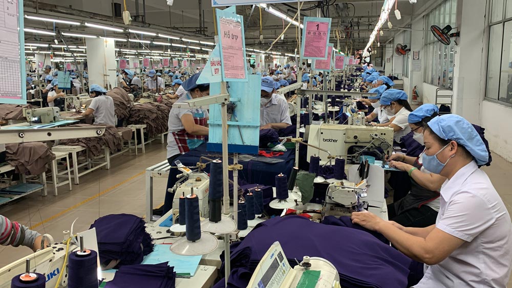 Ms. Pham Thi Xuan Nguyet - General Director of 29/3 Textile Joint Stock Company suggested that the Trade Union help workers implement a culture of doing it for real, without having to deal with it. Photo: Tuong Minh