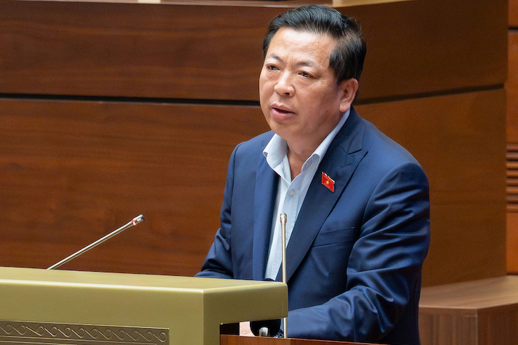 Minister of Construction Tran Hong Minh spoke, clarifying the opinions of National Assembly deputies on the draft Law on Construction (amended). Photo: Media National Assembly.