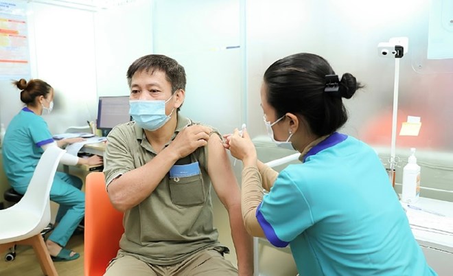The flu has increased sharply in the cold season, vaccination to avoid complications. Photo: Huong Giang