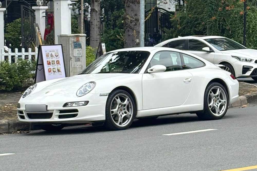 El Porsche 911 de generacion 997 original acaba de ser poseido por un joven empresario en Ciudad Ho Chi Minh despues de mas de un año de busqueda. Foto: Long Nguyen