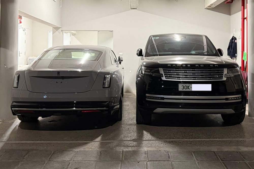 The pure electric Rolls-Royce Spectre (left) has just arrived in Hanoi, becoming the latest super luxury car in the collection of the businesswoman. Photo: Chieu Duong