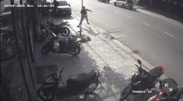 Un coche se precipita a la acera y arrastra a un hombre peatonal. Foto: Thanh An