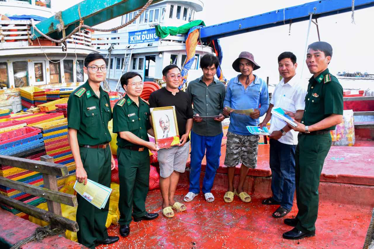 Can Tho City Border Guard organizes propaganda to prevent and combat IUU fishing.