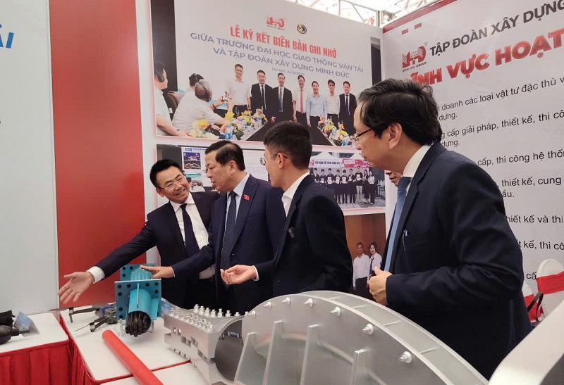 The Minister of Construction visited the exhibition at the University of Transport. Photo: Xuyen Dong