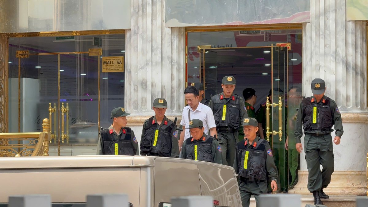 Công an xuất hiện tại tòa nhà thẩm mỹ viện Mailisa trên đường Huỳnh Văn Bánh ngày 13.11. Ảnh: Minh Tâm