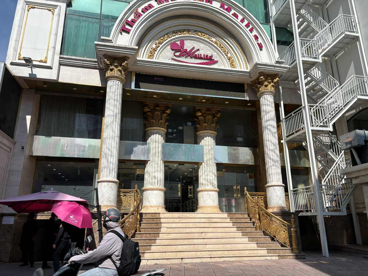 Sau ngày công an xuất hiện, tòa nhà thẩm mỹ viện Mailisa ghi nhận vẫn hoạt động bình thường. Ảnh: Minh Tâm