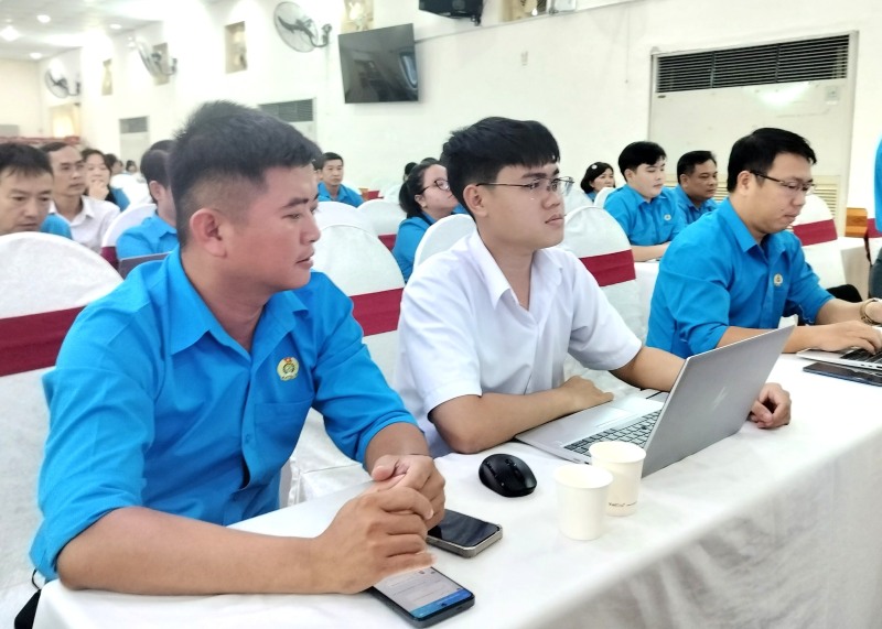 Cac can bo Cong doan duoc tap huan ky nang chup hinh, xu ly hinh anh va huong dan cong tac viet tin, bai. Anh: Nam Duong