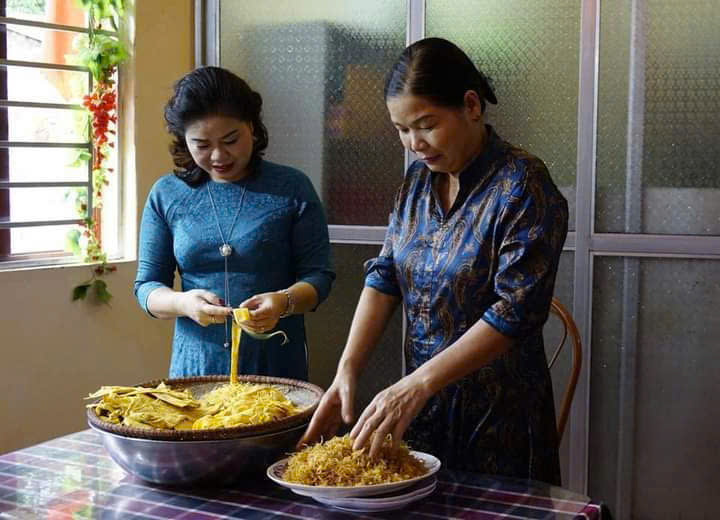 Nghe nhan am thuc Pham Thi Hoa (phai) - nguoi che bien mam co Bat Trang 2,7 trieu dong gay xon xao du luan. Anh: Nhan vat cung cap