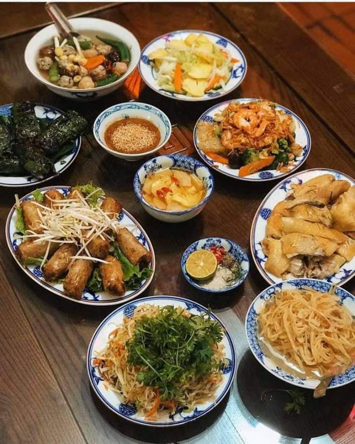 Mam co Bat Trang do nghe nhan Pham Thi Hoa che bien. Anh: Nhan vat cung cap