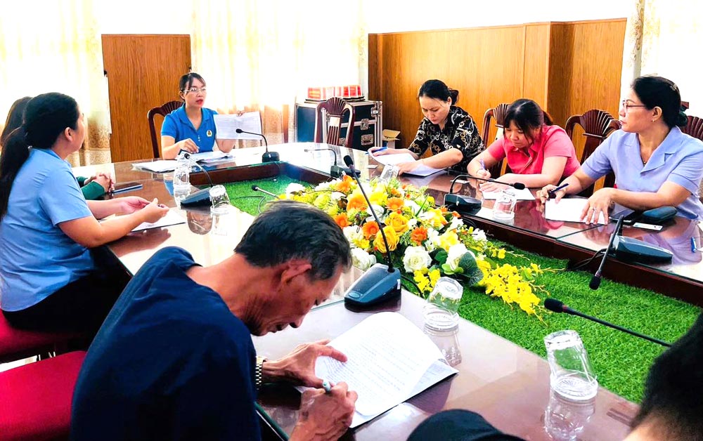 The Fund for Supporting Poor Workers and Civil Servants of the Da Nang City Labor Federation disbursed loans to 16 union members. Photo: Da Nang Trade Union.