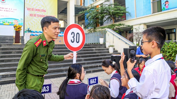 More than 1,000 Hanoi students have been trained in safe traffic skills. Photo: Trung Nguyen