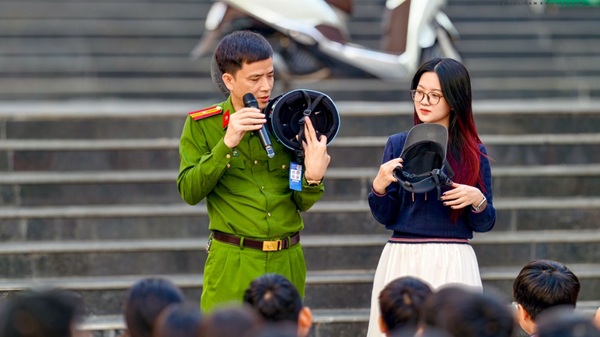 TS. Thieu ta Nguyen Nhu Linh huong dan hoc sinh cach thuc su dung mu bao hiem an toan khi tham gia giao thong. Anh: Trung Nguyen