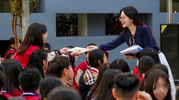 Nhieu phan qua thu vi va bo ich duoc ban to chuc gui den cac em hoc sinh trong phan hoi dap kien thuc ATGT. Anh: Trung Nguyen