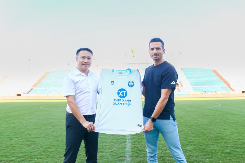 Tan huan luyen vien truong Mauro (ao xanh) chinh thuc dan dat Nam Dinh FC. Anh: NDFC