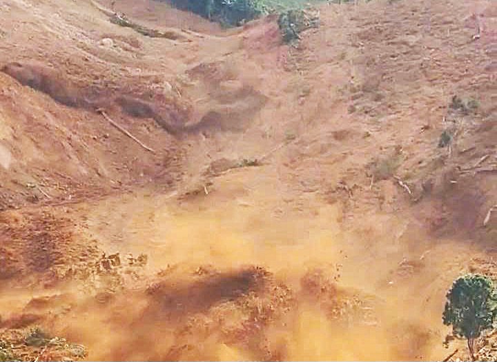 Hien truong vu sat lo dat nghiem trong tai thon Put, xa Hung Son, TP.Da Nang. Anh: Truong An