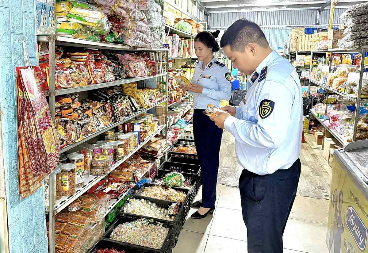 Market Management Team No. 7 inspects a food business establishment in Cat Thanh commune. Photo: Ninh Binh Province Market Management Department