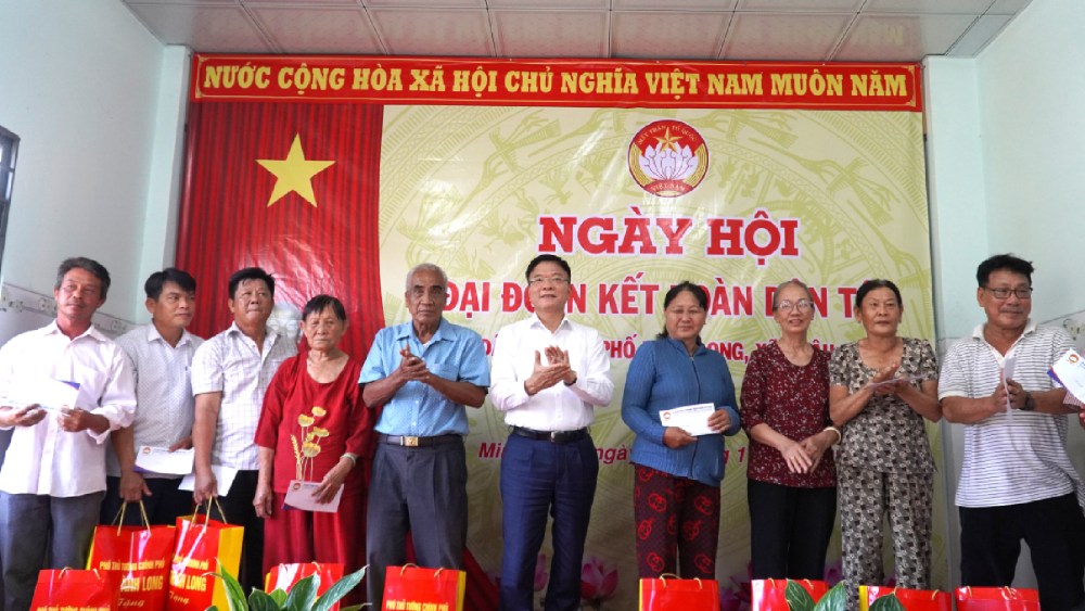 Pho Thu tuong Le Thanh Long tang qua Ban Cong tac Mat tran khu pho va 10 ho gia dinh chinh sach tieu bieu tren dia ban khu kho Minh Long. Anh: Nam Phuong