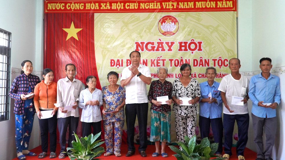 Lanh dao tinh An Giang tang qua cho 10 ho ngheo, can ngheo. Anh: Nam Phuong