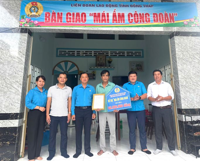 Dong Thap Provincial Federation of Labor organized the handover of the "Union Shelter" to union member Tran Huu Duc of the Trade Union of Cadovimex II Seafood Import-Export Processing and Production Joint Stock Company under LC Foods Group (Sa Dec Industrial Park, Sa Dec Ward). Photo: Thanh Nhan