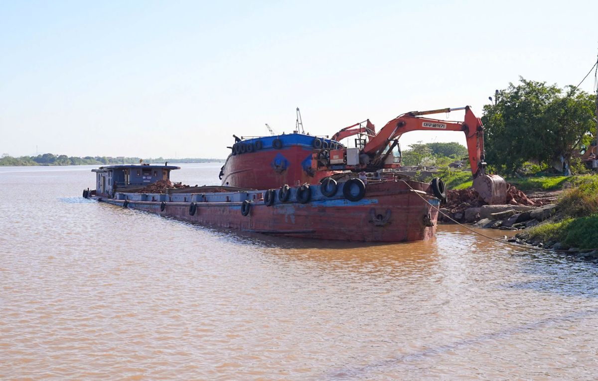 Activities of wharves and riverside beaches in Hai Phong. Photo: Hai Phong Portal