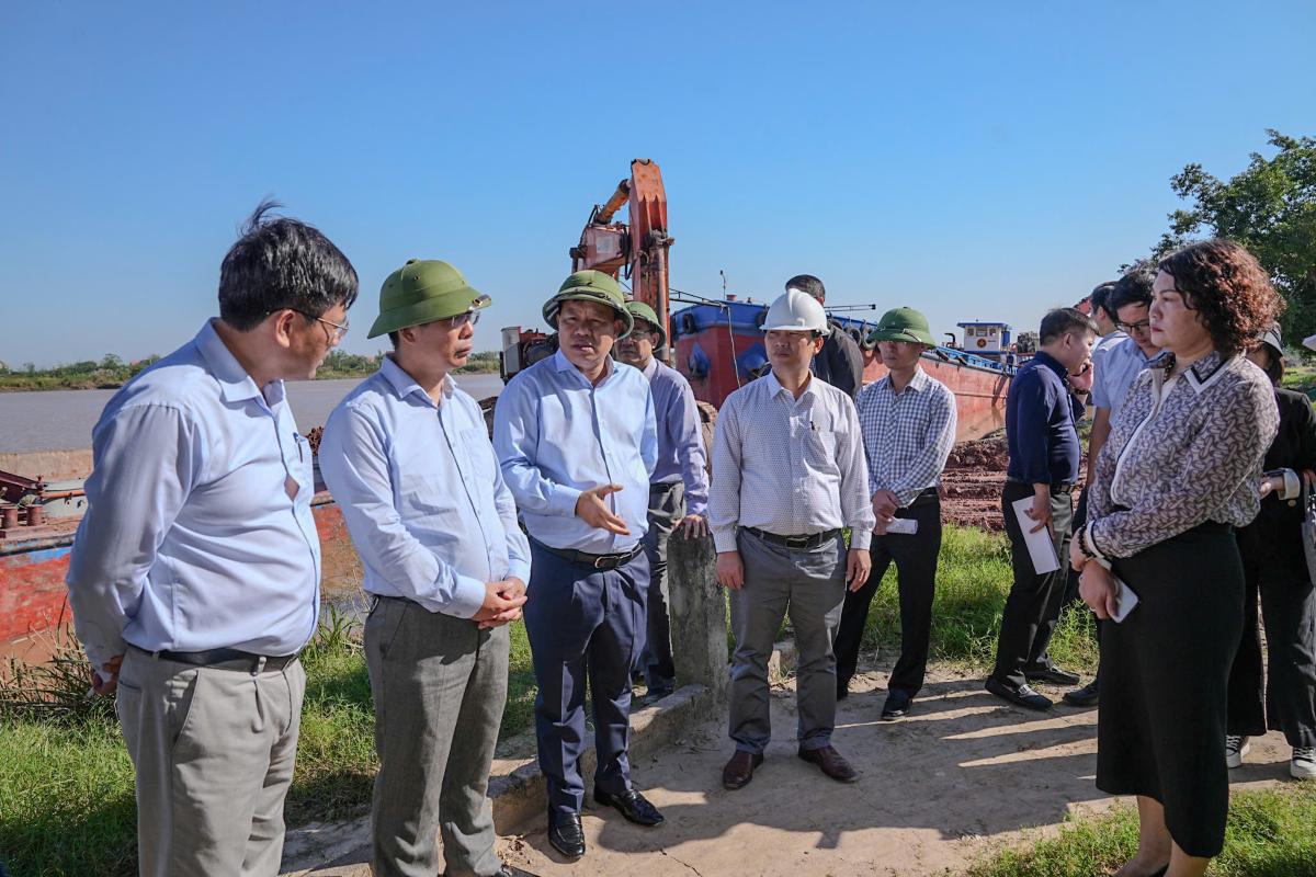 Pho Chu tich UBND thanh pho Le Trung Kien kiem tra thuc dia cong tac quan ly hoat dong ben bai ven song  khu vuc chan cau Han (phuong Thanh Dong). Ảnh: Cong TTDT Hai Phong