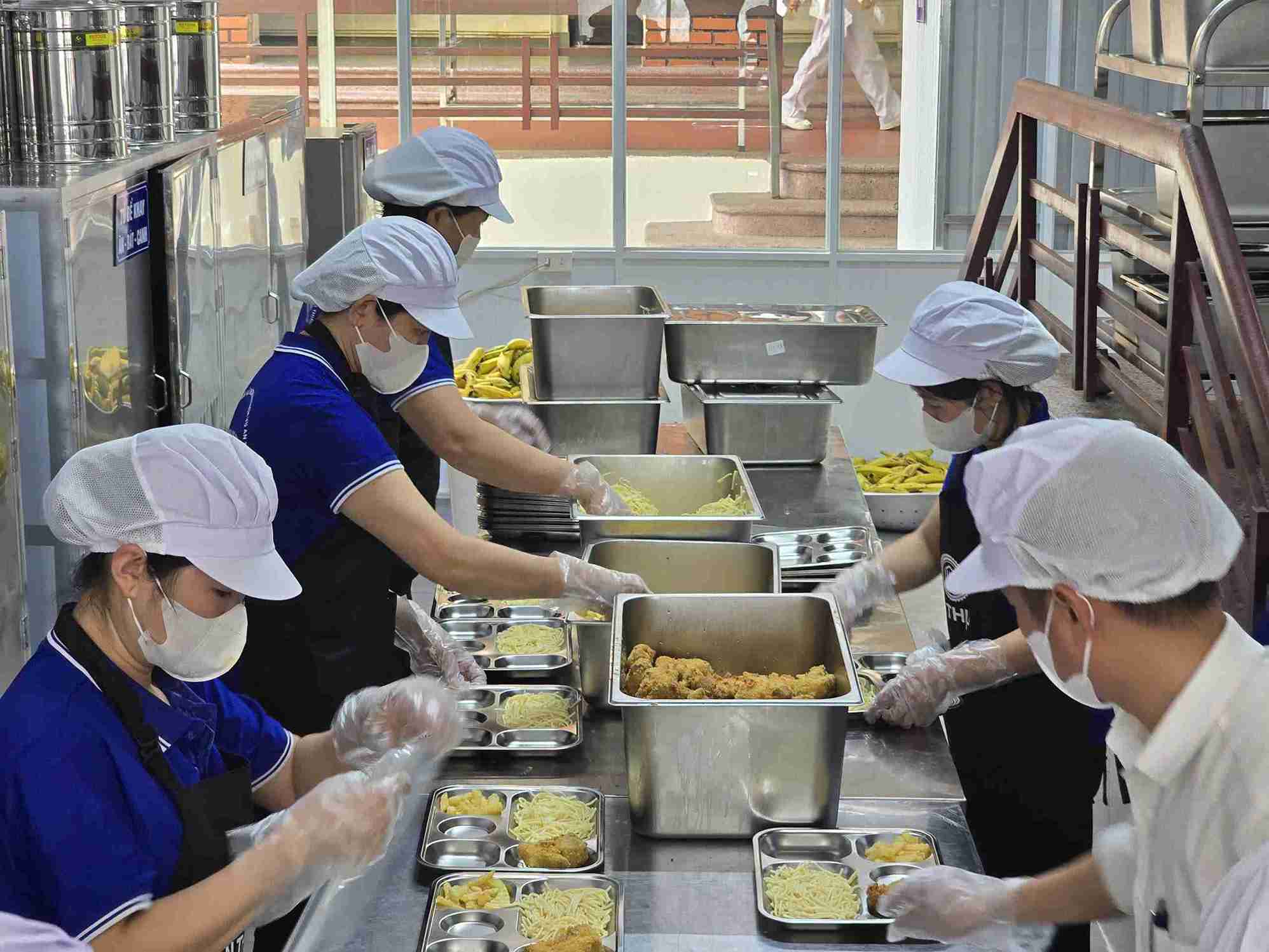 Bep an ban tru chuan bi bua an trua cho cac em hoc sinh truong Tieu hoc Trung Vuong. Anh: Phuc Khanh