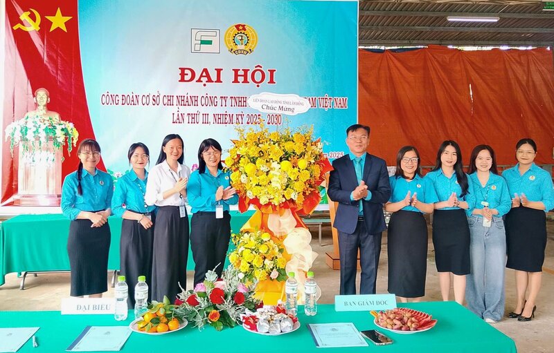 Mr. Doan Van Su - Vice Chairman of Lam Dong Provincial Labor Federation presented flowers to congratulate the Trade Union Congress of First Team Vietnam Garment Company Limited Branch for the 2025-2030 term. Photo: Lam Duc