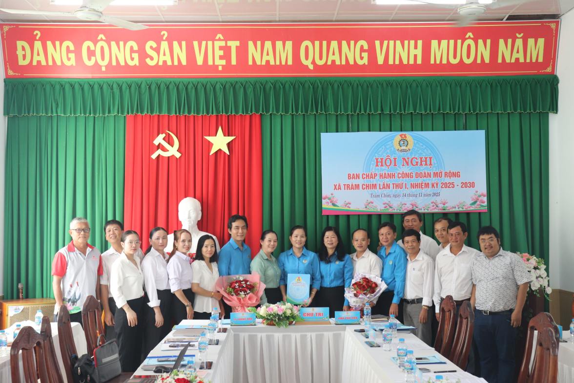 Ban Chap hanh Cong doan xa Tram Chim ra mat hoi nghi. Anh: Luu Hung