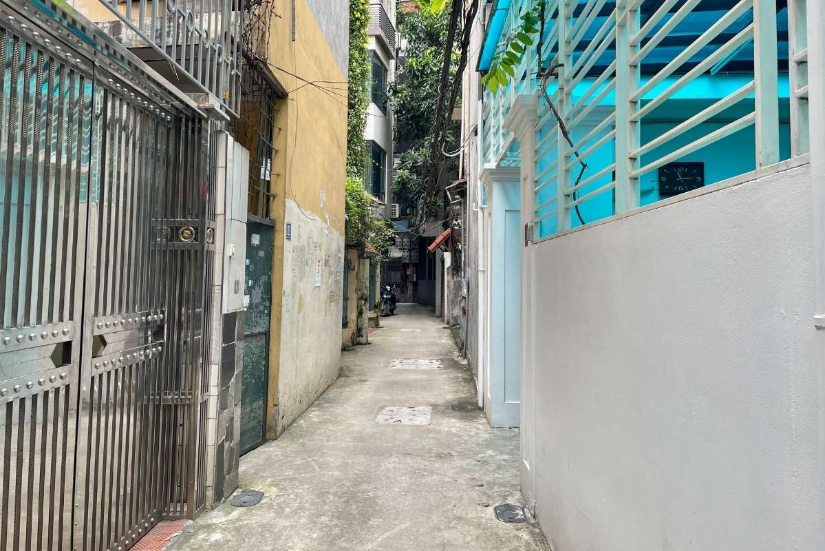 Houses in alleys in Trung Hoa ward with an area of 50m2 or more and a value of nearly 10 billion VND are considered a " rare" product. Photo: Thanh Binh