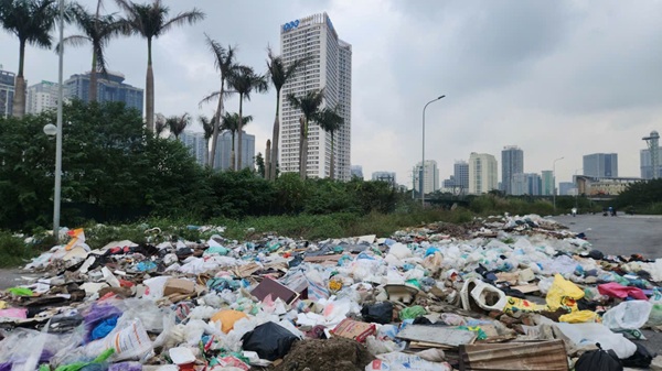 Many "black spots" of waste have appeared in the suburbs of Hanoi. Photo: Minh Hanh