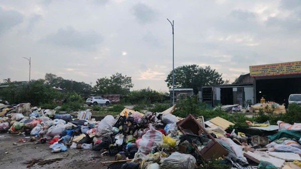 Bai rac tai khu vuc duong Pham Hung. Anh: Minh Hanh