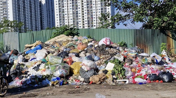 Rac thai o khu vuc xa An Khanh thuong xuyen chat thanh dong lon gay o nhiem moi truong. Anh: Duy Duc