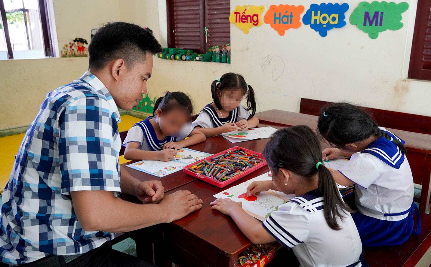 Teacher Cao Van Truyen with a class at Truong Sa Town Primary School (in Truong Sa area, Khanh Hoa province). Photo, April 2025. Photo: Phuong Anh
