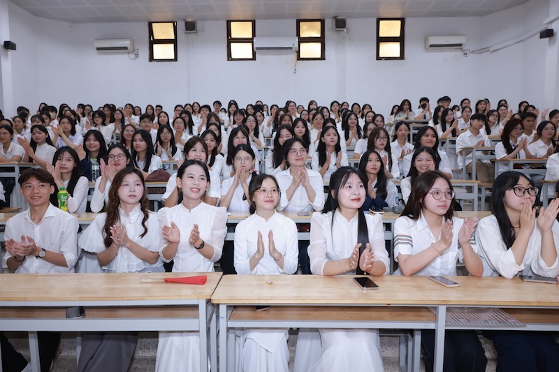 Sinh vien Truong Dai hoc Su pham Ha Noi trong le khai giang nam hoc moi 2025-2026. Anh: HNUE 