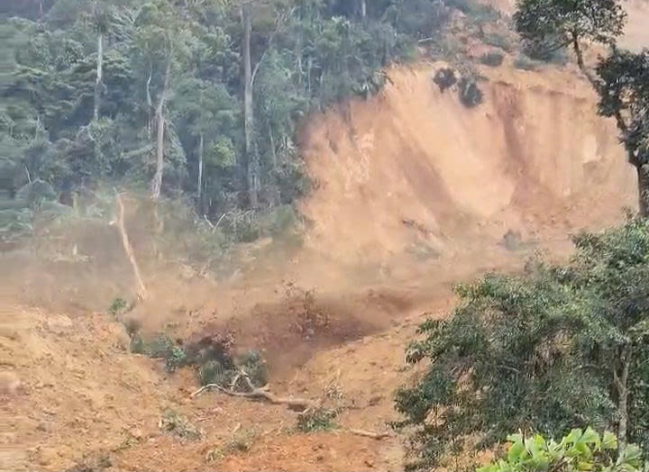 Mot qua doi o xa Hung Son, Da Nang bat ngo sat lo, do ap vui lap duong, 7 nguoi dan mat lien lac. Anh: Truong An